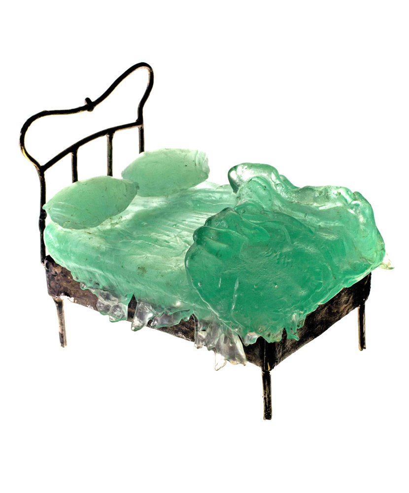 Camita hecha en vidrio verde